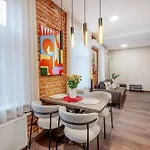 Center Gallery
